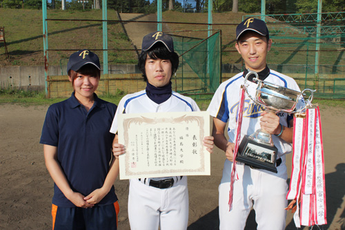 左からマネージャー近藤さん、部長市村さん、キャプテン鈴木さん