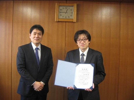 左から、佐野孝治経済経営学類長、吉田樹准教授